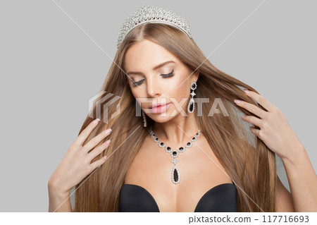 Gorgeous glamorous jewellery woman wearing jewelry crown tiara with diamond posing 117716693