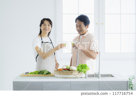 中年夫婦在廚房裡 中年夫婦在廚房裡 117716754
