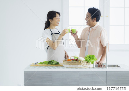 中年夫婦在廚房裡 中年夫婦在廚房裡 117716755