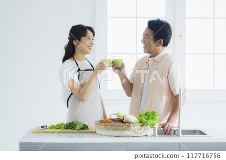 中年夫婦在廚房裡 117716756