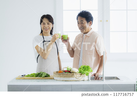 中年夫婦在廚房裡 中年夫婦在廚房裡 117716757