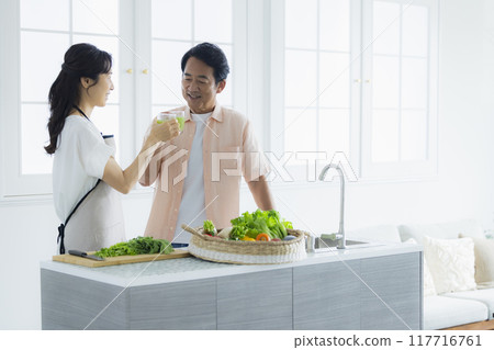 Middle-aged couple in the kitchen 117716761
