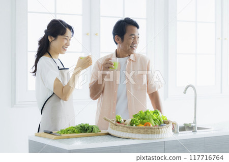 Middle-aged couple in the kitchen 117716764