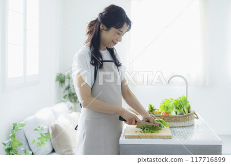 中年婦女,廚房,蔬菜 中年婦女,廚房,蔬菜 117716899