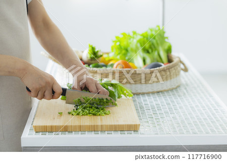 Middle-aged woman, kitchen, vegetables 117716900