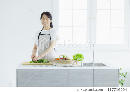 中年婦女，廚房，蔬菜 117716904