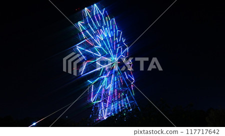 漂浮在夜空中的摩天輪 漂浮在夜空中的摩天輪 117717642