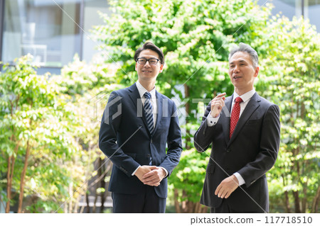 商人在戶外開商務會議，新鮮的綠色植物 117718510