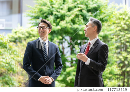 商人在戶外開商務會議，新鮮的綠色植物 117718519