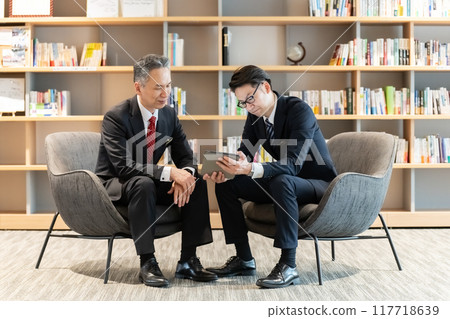 Businessmen making business talks 117718639