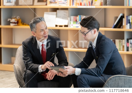Businessmen making business talks Businessmen making business talks 117718646