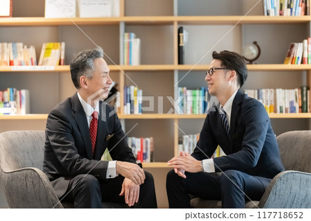 做生意的商人談話 117718652