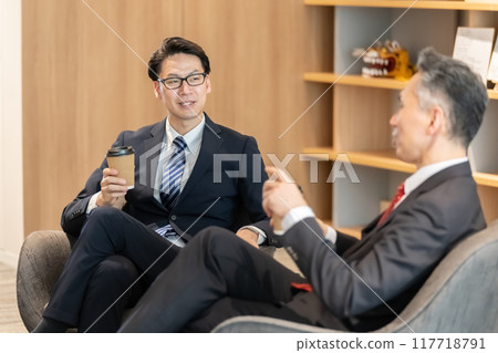 Businessman, conversation, relaxing 117718791