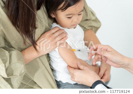 兒科面對面親子注射 117719124