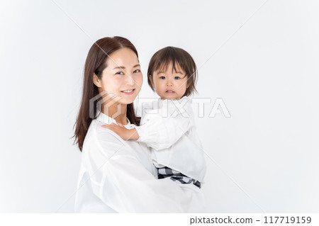 母親抱著她的女兒 117719159