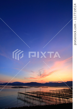 黃昏時分漂浮在瀨戶內海的牡蠣抑制架 黃昏時分漂浮在瀨戶內海的牡蠣抑制架 117719514
