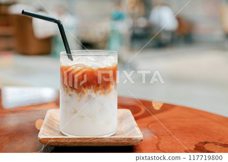 美麗的雙層拿鐵咖啡 117719800