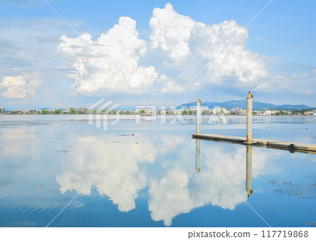 Summer clouds reflected on the lake surface 117719868