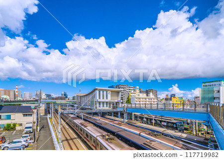 Yokohama cityscape in Japan in August. SOTETSU Nishi-Yokohama Station and Sagami Railway 9507 (Sotetsu 9000 series) train 117719982