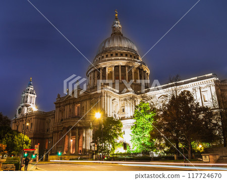 倫敦聖保羅大教堂在晚上 117724670