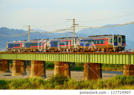 N2000系列領先車穿越重信川大橋 117724907