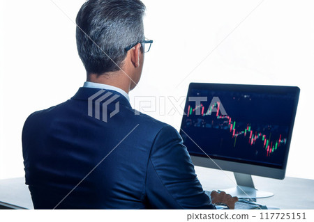 一個人在電腦前用電腦工作 117725151