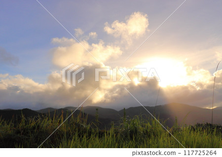 傍晚的天空，雲彩，日落，山脈，草原 117725264
