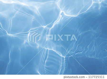 游泳池的表面 117725311