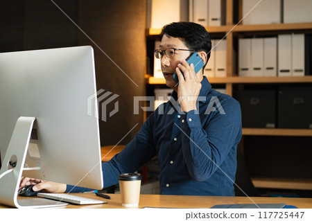 中年男子用電腦打電話 117725447