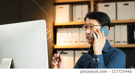 中年男子用電腦打電話 117725448