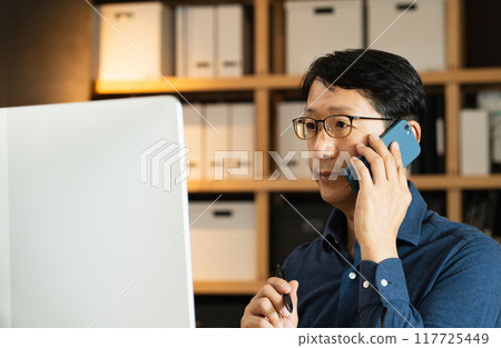 中年男子用電腦打電話 117725449