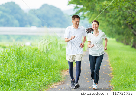 做跑步的資深夫婦 117725732