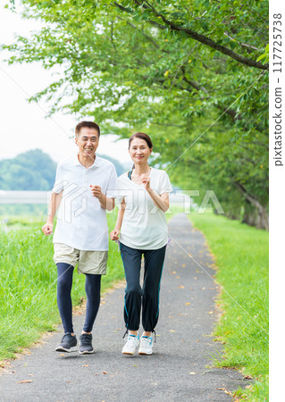 做跑步的資深夫婦 117725738