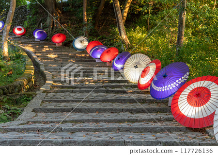 三重縣伊賀市，伊賀上野城，城堡周圍的夏季點燈活動，通往主城的石階和日本傘 117726136