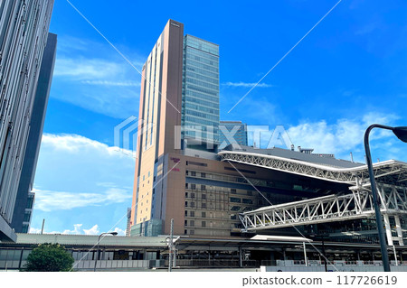 藍天映襯下的高樓大廈－大阪的城市景觀 117726619