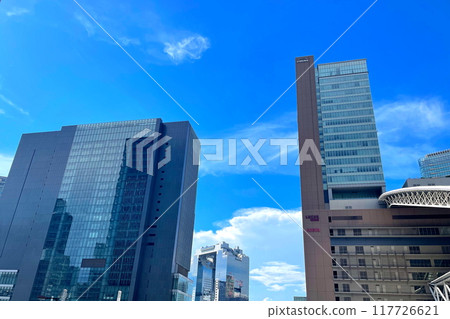 藍天映襯下的高樓大廈－大阪的城市景觀 117726621