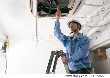 工作人員檢查空調設備 117726652