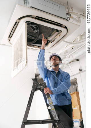 工作人員檢查空調設備 工作人員檢查空調設備 117726653