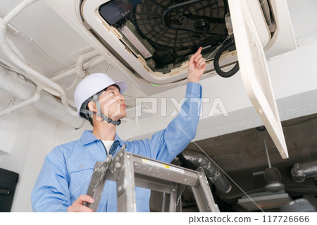 工作人員檢查空調設備 工作人員檢查空調設備 117726666