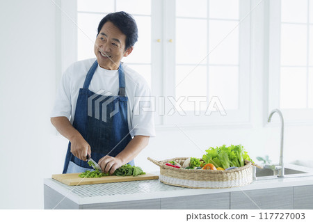 中年男子站在廚房裡 中年男子站在廚房裡 117727003