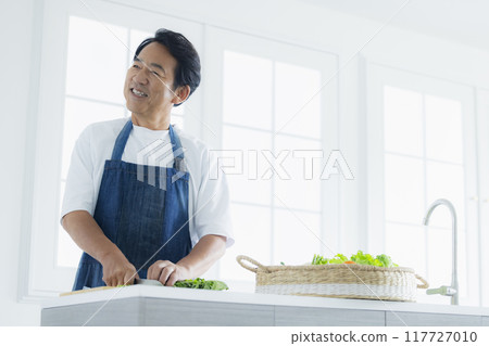 中年男子站在廚房裡 117727010
