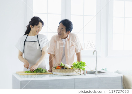中年夫婦在廚房裡 117727033