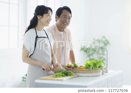 中年夫婦在廚房裡 117727036