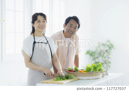 中年夫婦在廚房裡 117727037