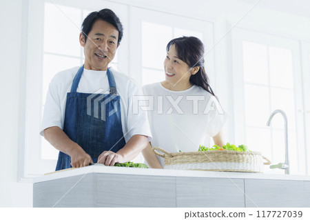 中年夫婦在廚房裡 117727039