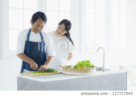 中年夫婦在廚房裡 117727043