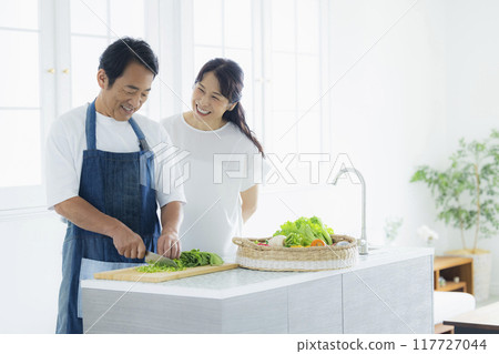 Middle-aged couple in the kitchen 117727044