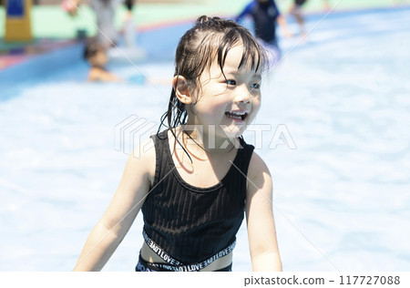 在池中玩耍的女孩 117727088