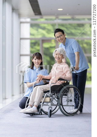 Senior woman and care staff looking at camera, whole body Senior woman and care staff looking at camera, whole body 117727200
