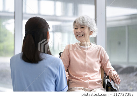 微笑的高級女性與護理人員交談 117727392